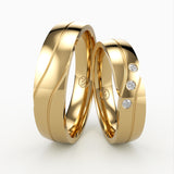 Vielsesringe i Guld med Bølget Design & Tre Diamanter