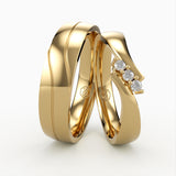 Vielsesringe i Guld med Elegant Bølget Design og 3 Diamant Sten