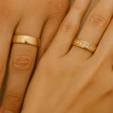 Vielsesringe med evighedsbånd af diamanter i midterspor – EG24