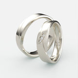 Hvidgulds vielsesringe med facetslibning og tre diamanter – EG35 - sider