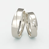 Hvidgulds vielsesringe med facetslibning og tre diamanter – EG35