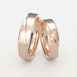 Rosaguld vielsesringe med facetslibning og tre diamanter – EG35