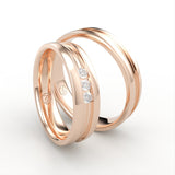 Rosaguld vielsesringe med tre diamanter og dobbelt gravering – EG41 - side