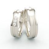 Vielsesringe i hvidguld med tre diamanter og dobbeltgravering – EG41