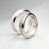 Vielsesringe i hvidguld med én central række diamanter og kantet finish – EG06