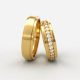 Vielsesringe i guld med én central række diamanter og kantet finish – EG06