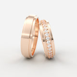 Rosaguld vielsesringe med én central række diamanter og kantet finish – EG06