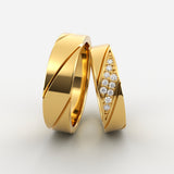 Vielsesringe i guld med diagonal gravering og smalt diamant panel – EG07
