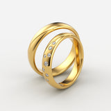 Vielsesringe i guld med bølgesnit og graderede diamanter – EG09