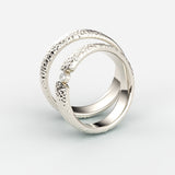 Vielsesringe i hvidguld med hamret overflade og flydende diamant – EG10