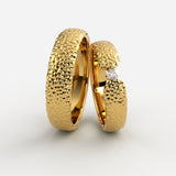 Vielsesringe i guld med hamret overflade og flydende diamant – EG10