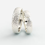 Vielsesringe i hvidguld med hamret overflade og flydende diamant – EG10