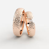 Vielsesringe i rosaguld med hamret overflade og flydende diamant – EG10