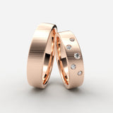 Vielsesringe i børstet rosaguld med 5 gradueringsdiamanter – EG19