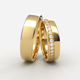 Højglans guld vielsesringe med pavé diamantrække i forhøjet fatning – EG28