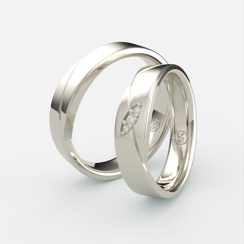 Hvidgulds vielsesringe med facetslibning og tre diamanter – EG35 - sider