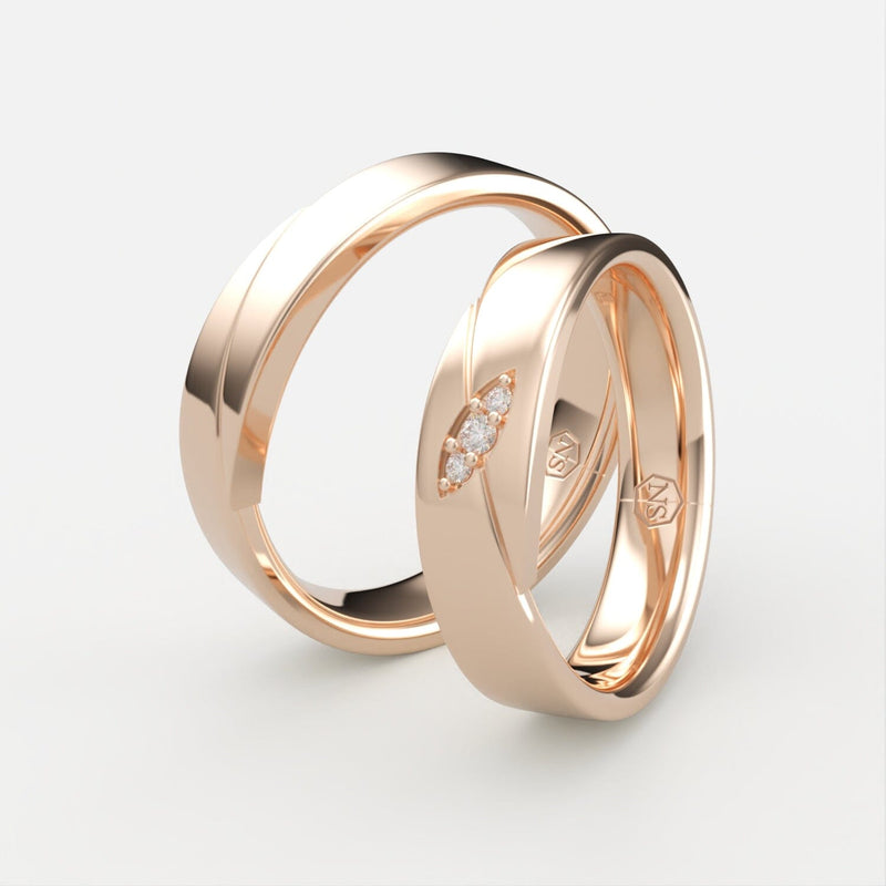 Rosaguld vielsesringe med facetslibning og tre diamanter – EG35 - sider
